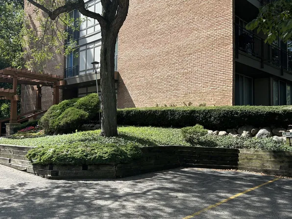 5810 Oakwood Dr Unit 1A, Lisle, IL 60532