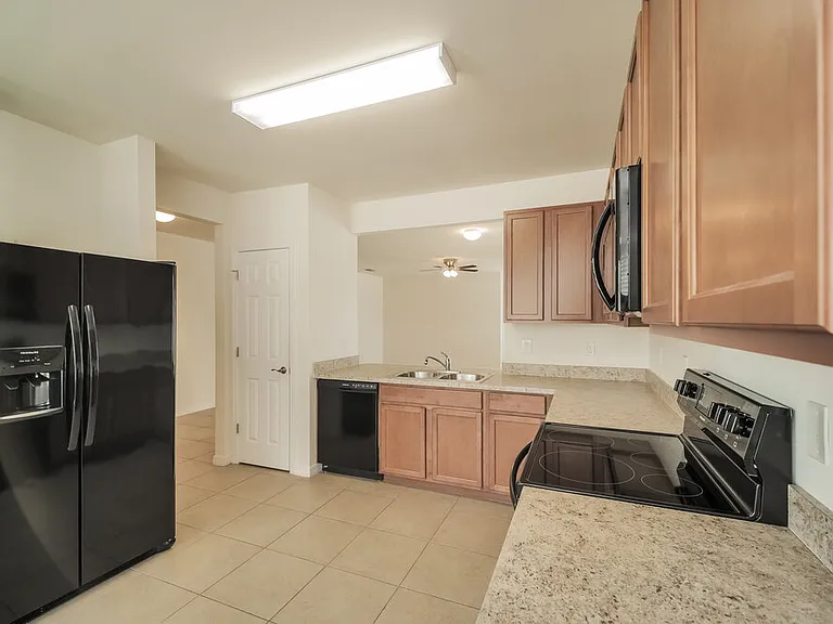 713 SW 4th Ter — Photo 9