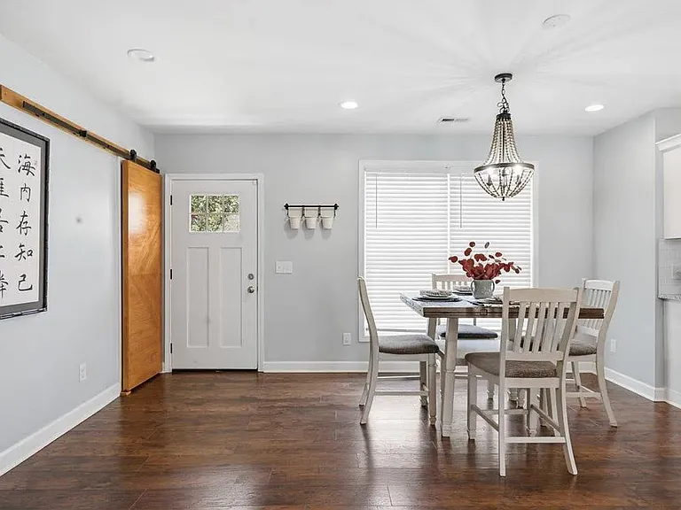 833 N Franklin Rd — Photo 4