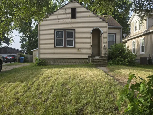 1718 W 1st St, Dixon, IL 61021