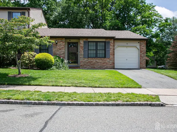 21 Dogwood Dr, Edison, NJ 08820