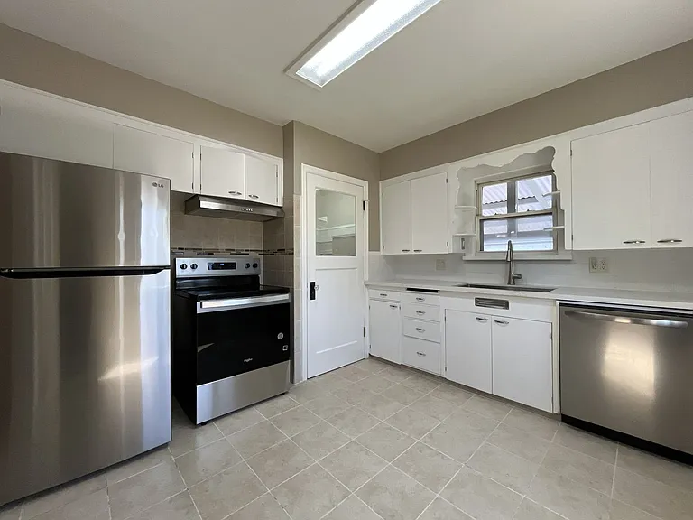 2417 N Rosa Parks Way — Photo 7