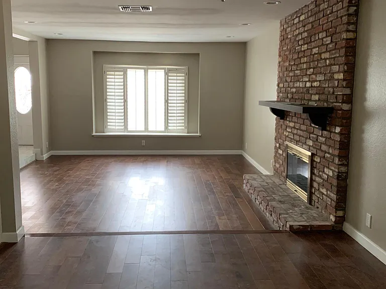 741 W Sycamore Ave — Photo 2