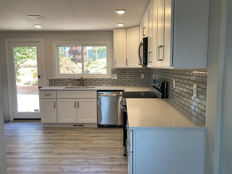 1327 N Fir St — Photo 11
