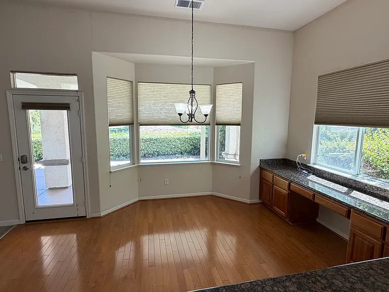 729 Richardson Dr — Photo 7