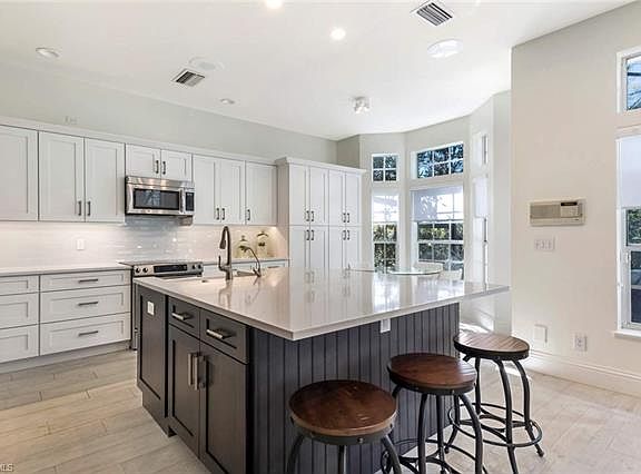 4th image of 3481 Thornbury Ln