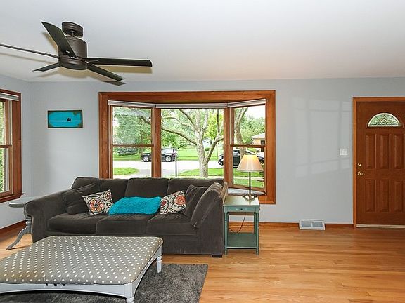 5th image of 204 E Bryn Mawr Ave