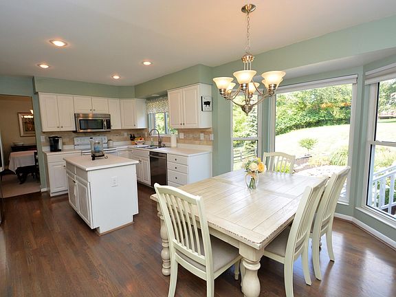 3rd image of 6185 Mapleridge Dr