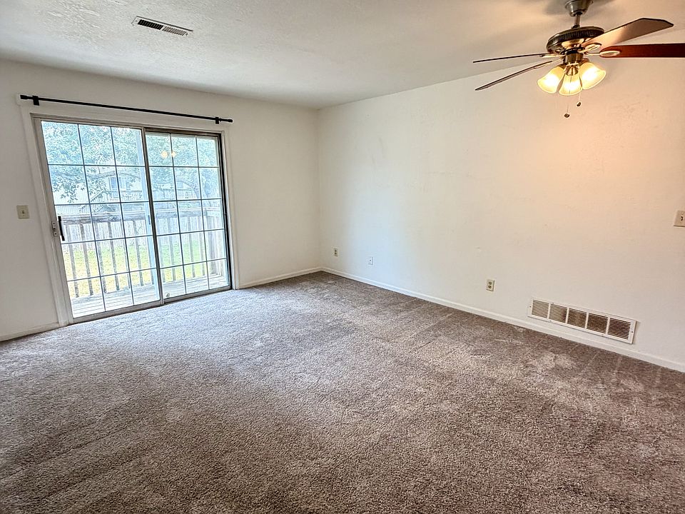 1st image of 207 NW Barr Rd APT B
