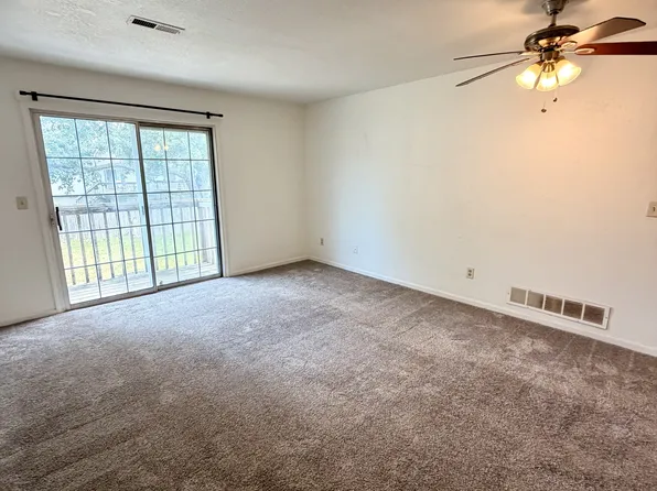 207 NW Barr Rd, Grain Valley, MO