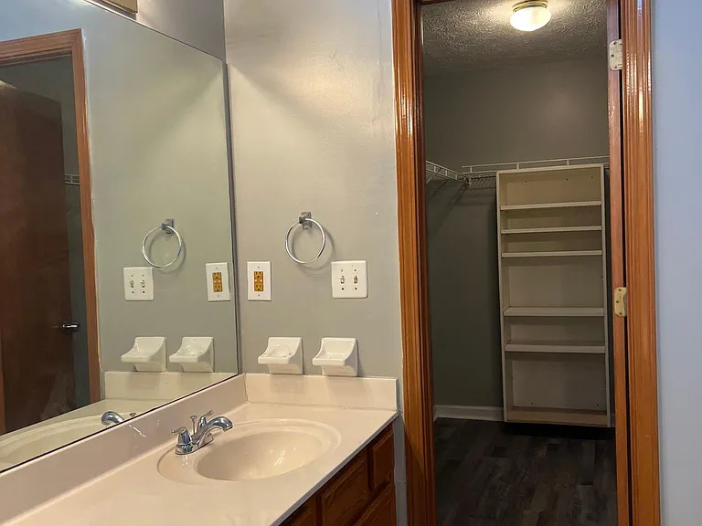 695 Paris Dr — Photo 1