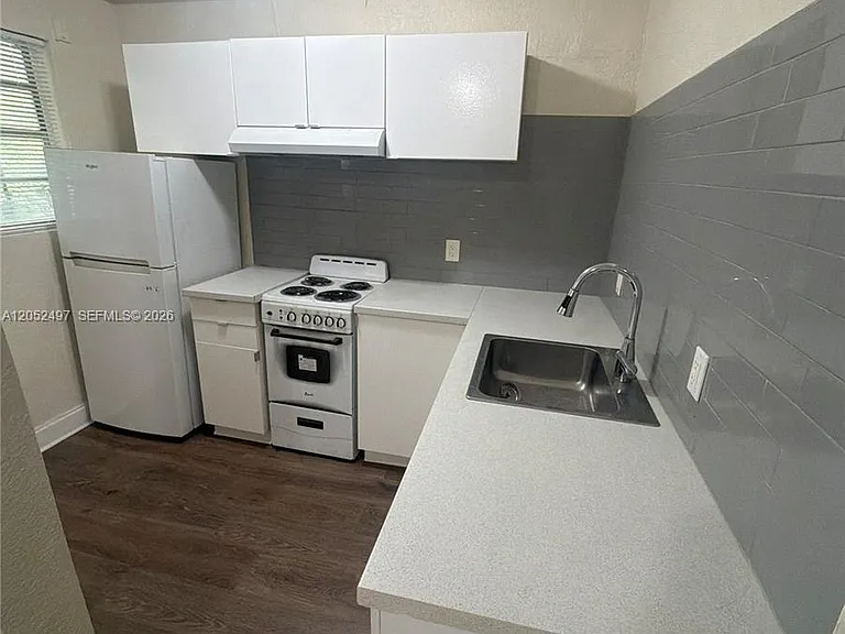 542 NW 8th St #9 — Photo 2