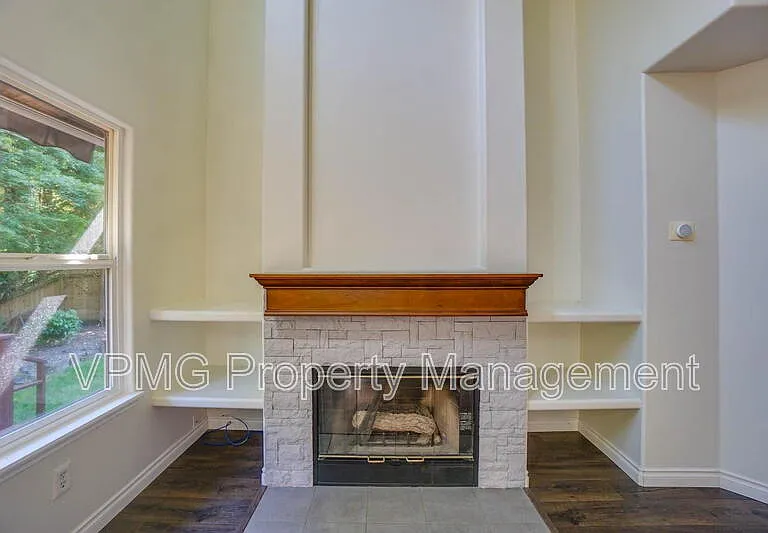 552 E 5th St — Photo 7