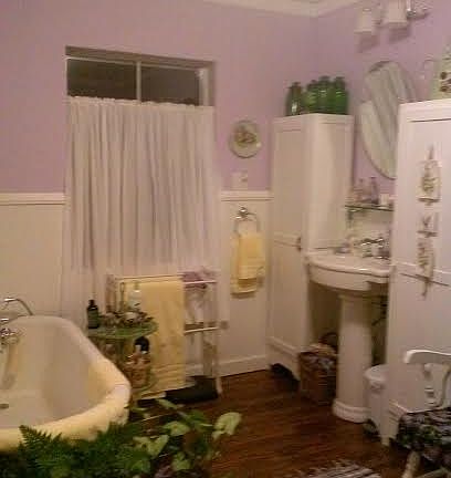 Family Bath w/ tub & shower