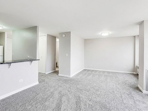 4th image of 444 W Fullerton Pkwy APT 305