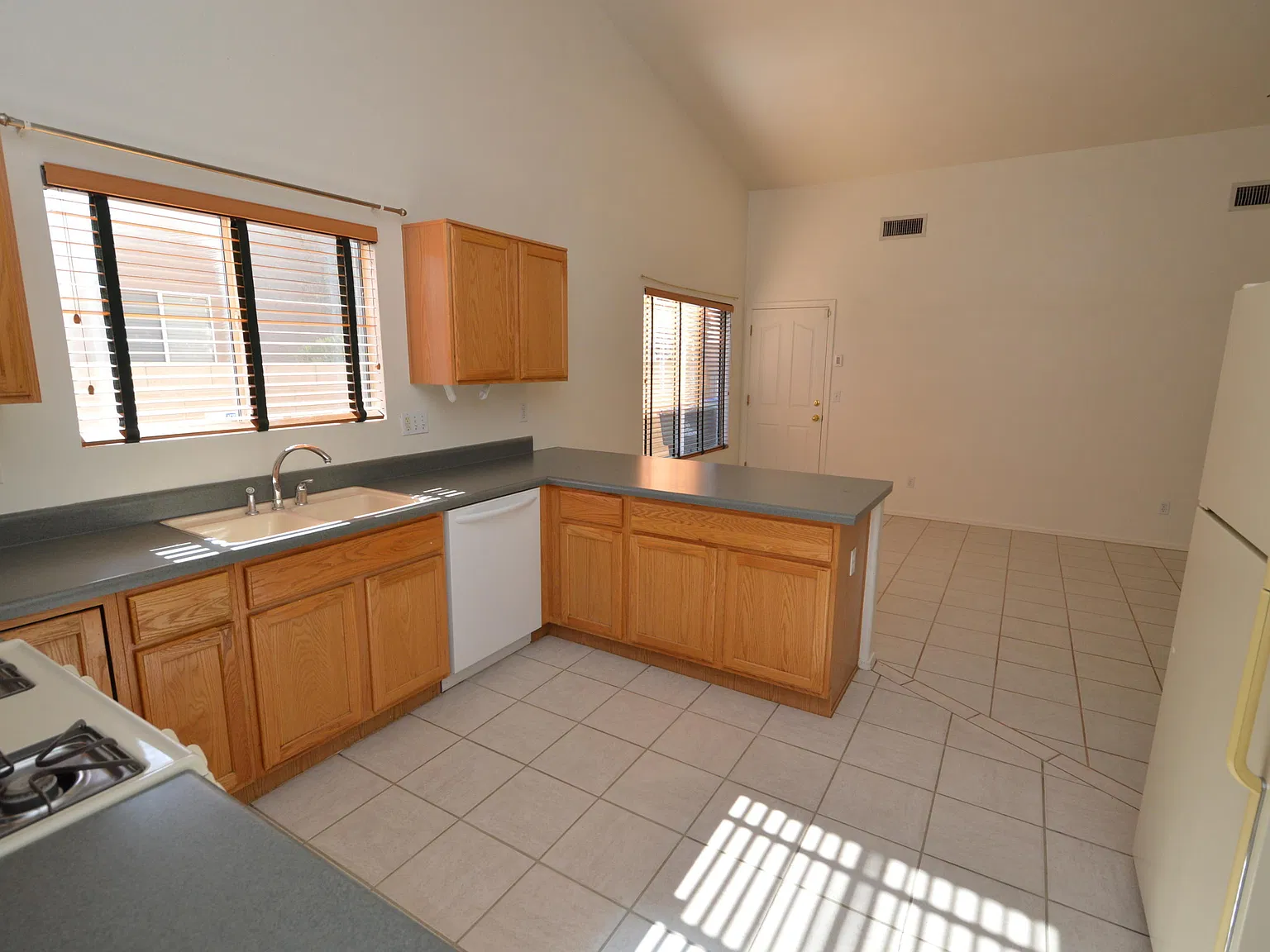 4 bed, 2.0 bath, 2156 sqft, $1,950 — Photo 3