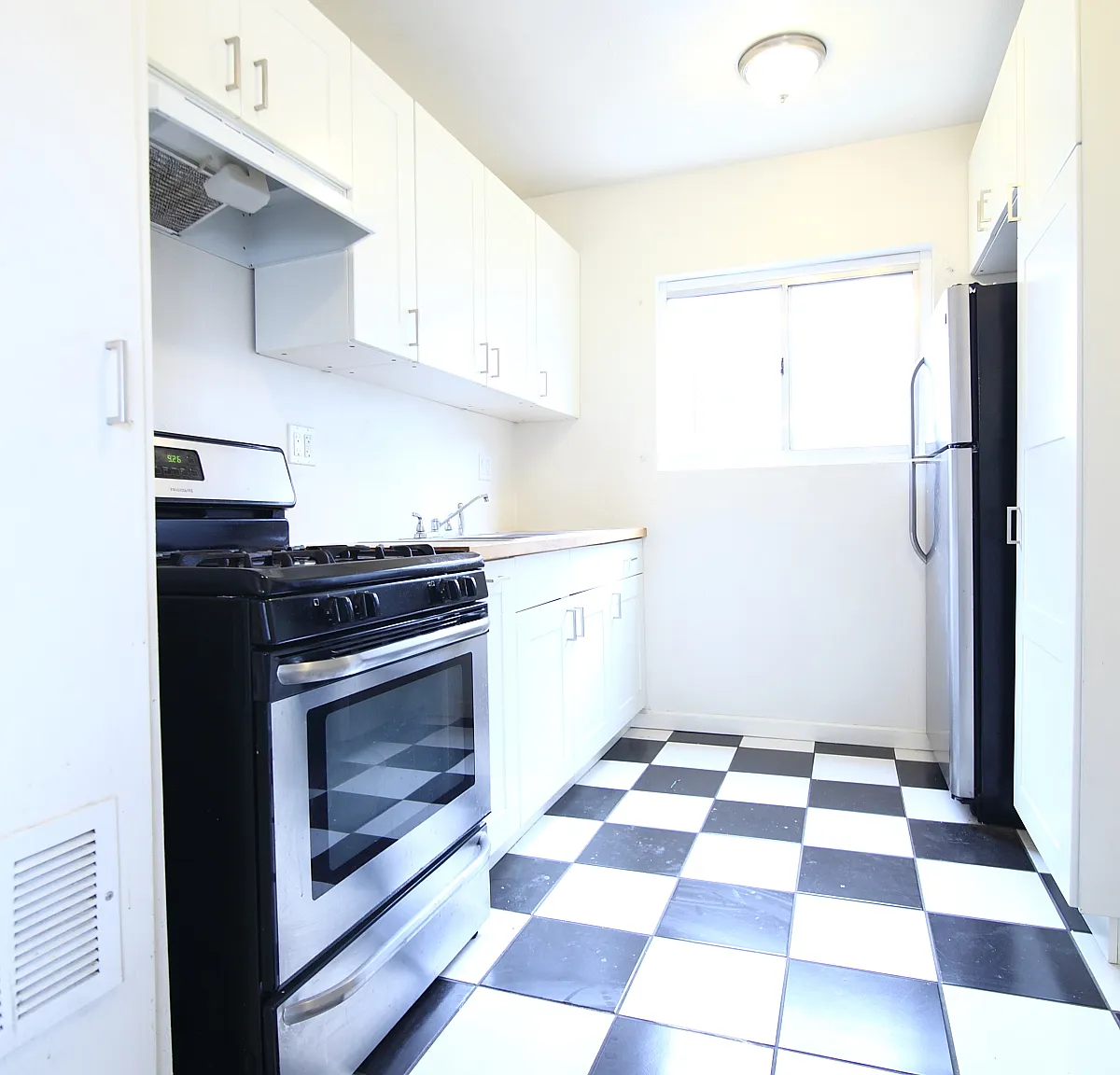 3 bed, 1.5 bath, 900 sqft, $3,695 — Photo 3