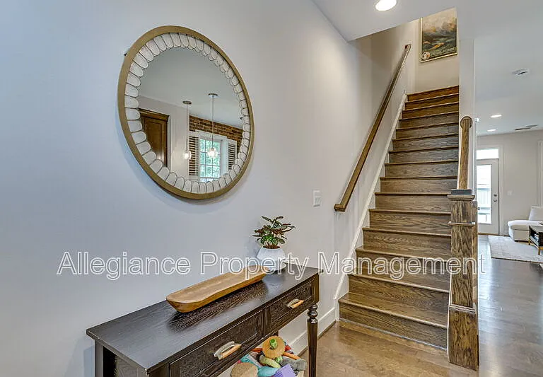 944 N Columbus St — Photo 3