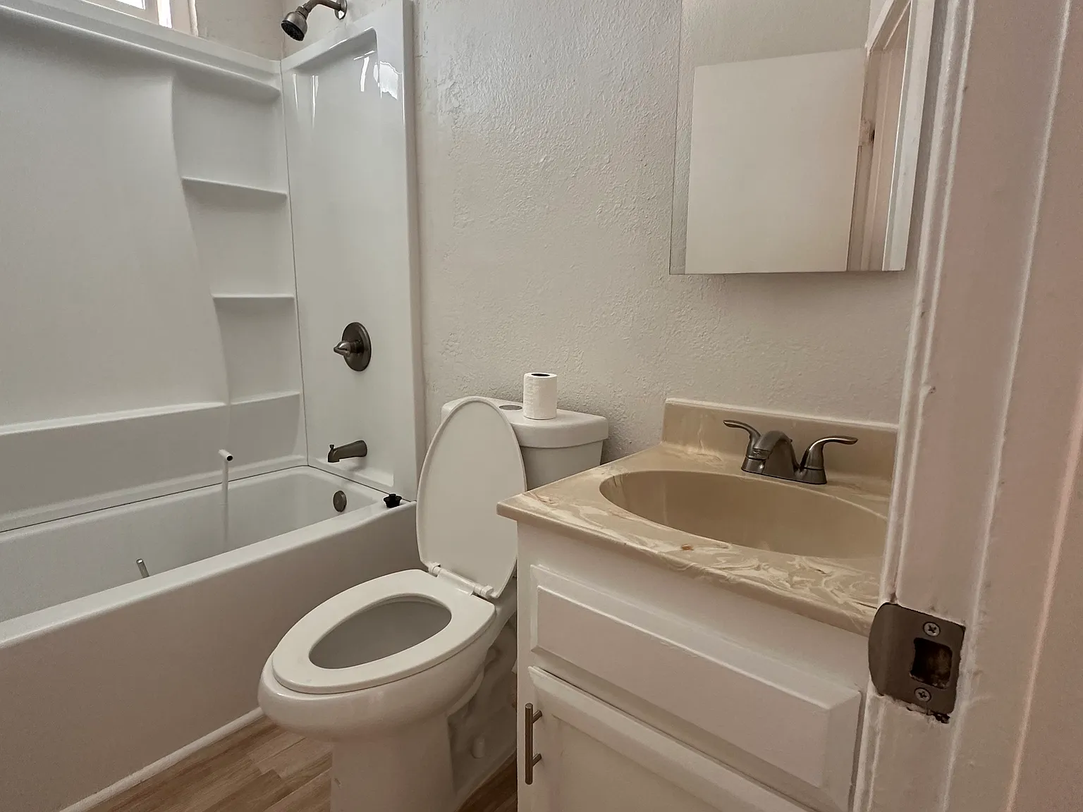 2 bed, 890 sqft, $1,900 — Photo 1