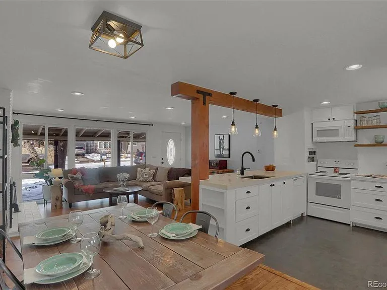 860 Kline Dr — Photo 2