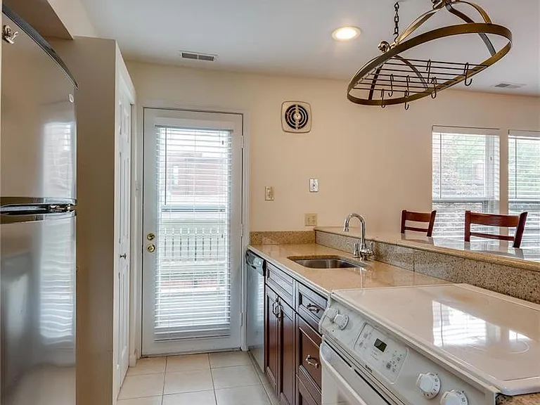 4367 Laclede Ave #E — Photo 2