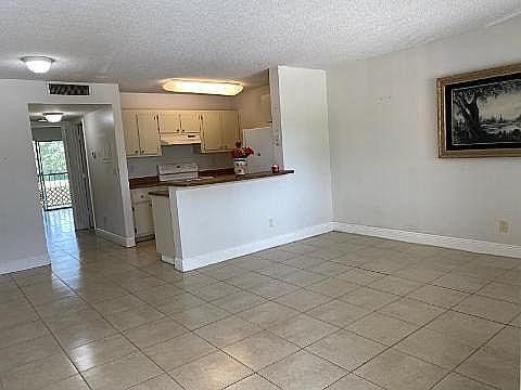 3rd image of 1528 Meadows Cir W