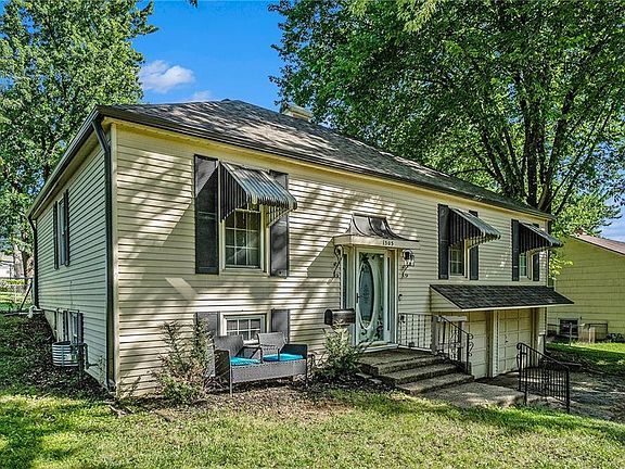 2nd image of 1505 NE Northaven Dr