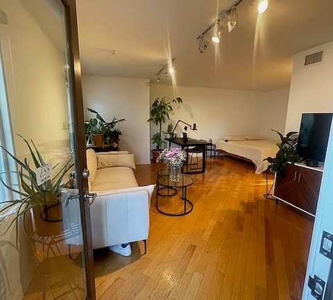 3rd image of 1224 N Poinsettia Pl