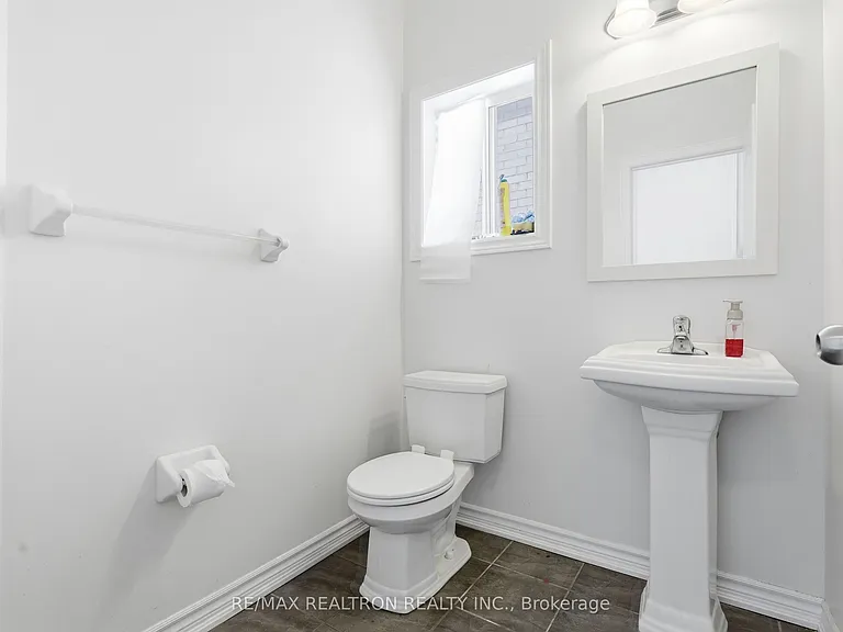 214 Irwin St — Photo 5