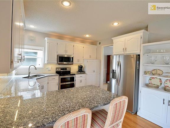 This kitchen also features a touch faucet and soft close drawers