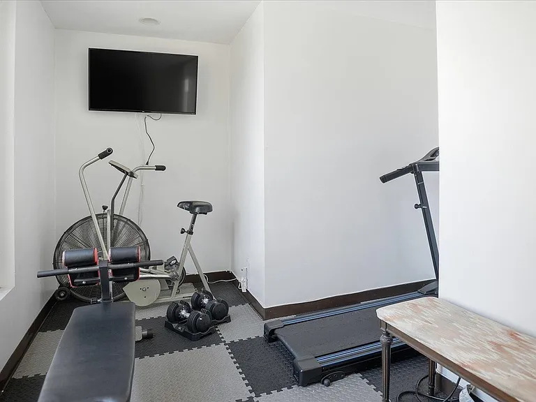 100 Cuttermill Rd #4M — Photo 17