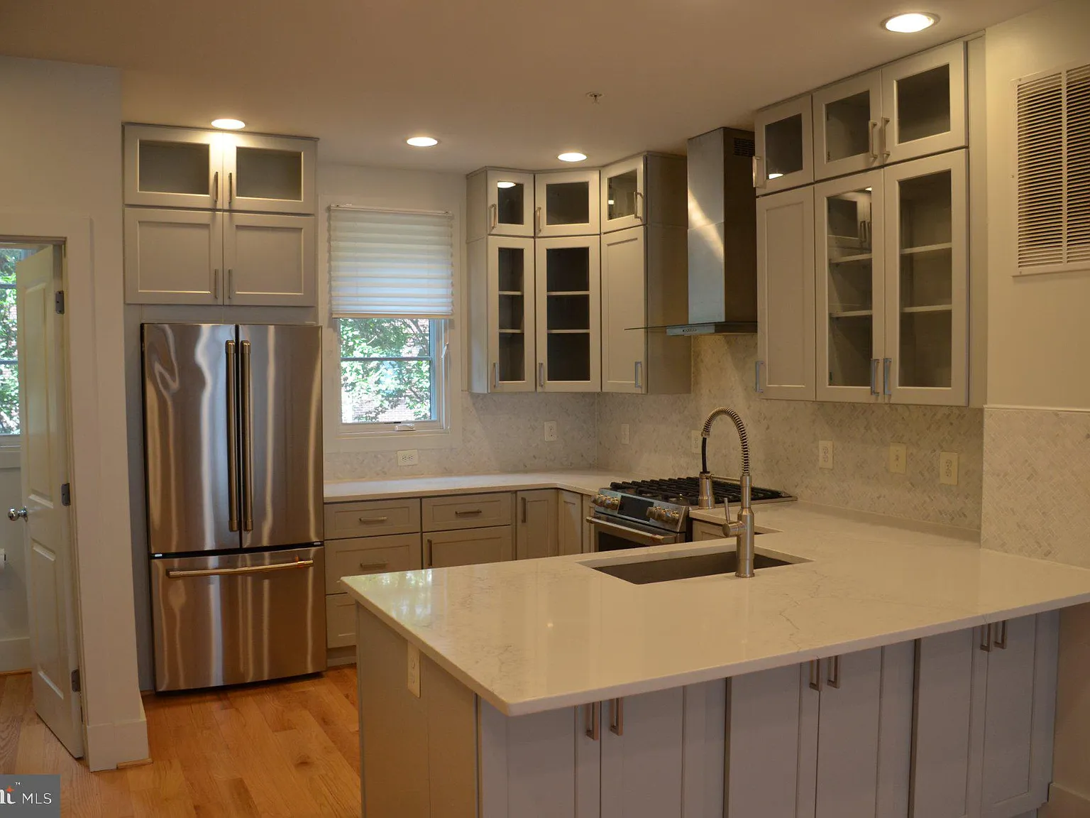 4 bed, 3.5 bath, 2296 sqft, $5,500 — Photo 2