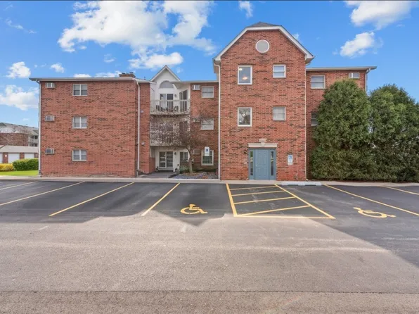1363 Cunat Ct APT 3B, Lake In The Hills, IL 60156