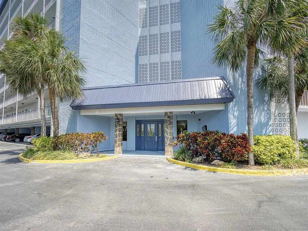 2 bed, 2.0 bath, 1050 sqft, $1,700 — Photo 2
