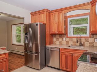 33 E Shore Trl, Sandyston, NJ 07826