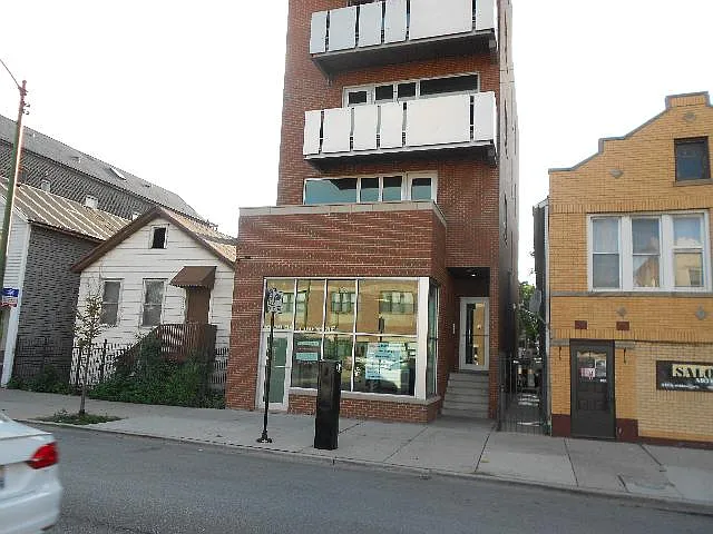908 N Ashland Ave — Photo 3