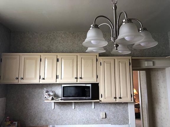 3rd image of 921 Laurel Ave