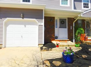 17 Redwood Dr, Eatontown, NJ 07724
