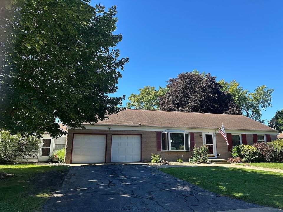 1st image of 10 Oakwood Dr