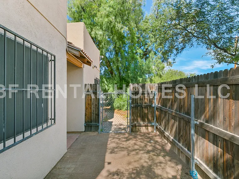 2319 E Helen St #2 — Photo 14