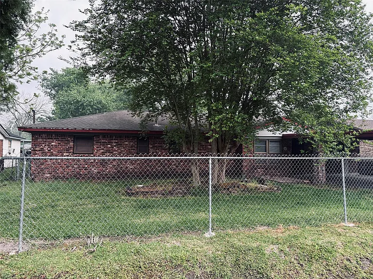 415 Zinn Dr — Photo 1