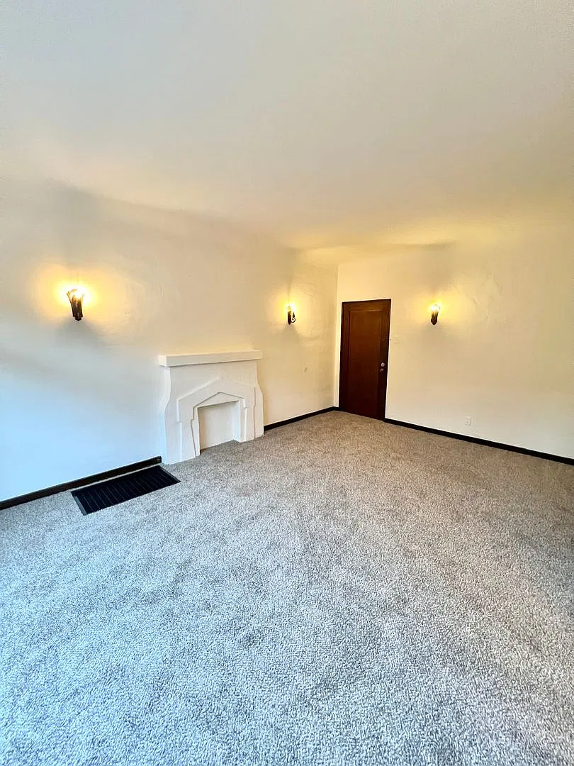 Charming Vintage 1BD/1BA Upstairs Corner Unit Near 7th Street | On-Site Laundry — Photo 2