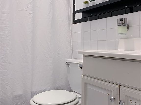 5th image of 121 Henry St APT 4