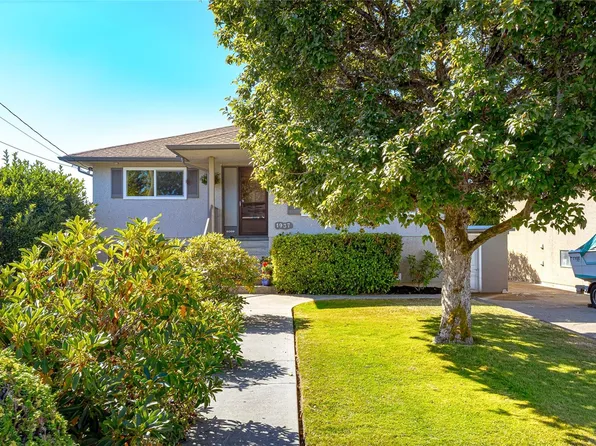 1937 Newton St, Saanich, BC V8R 2R5