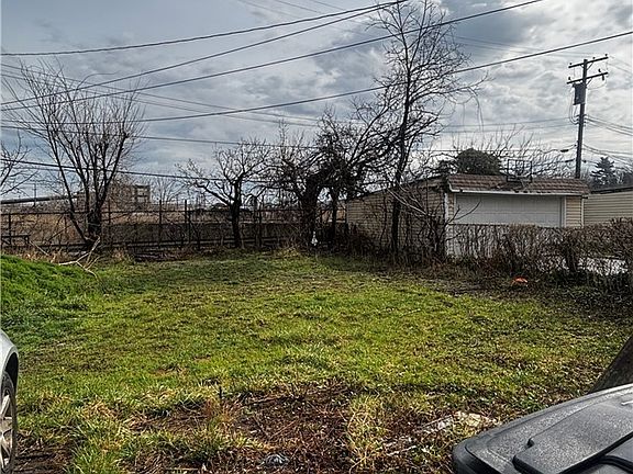 3rd image of 1723 Noble Rd