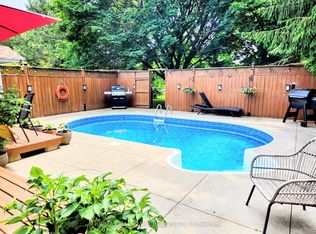 71 Robinson Cres, Whitby, ON L1N 6W6