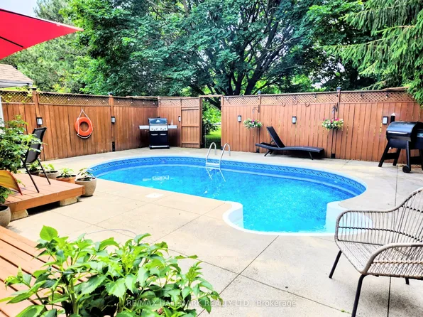 71 Robinson Cres, Whitby, ON L1N 6W6