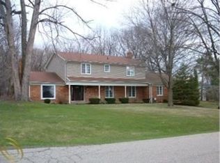 2185 E Hammond Lake Dr, Bloomfield Hills, MI 48302