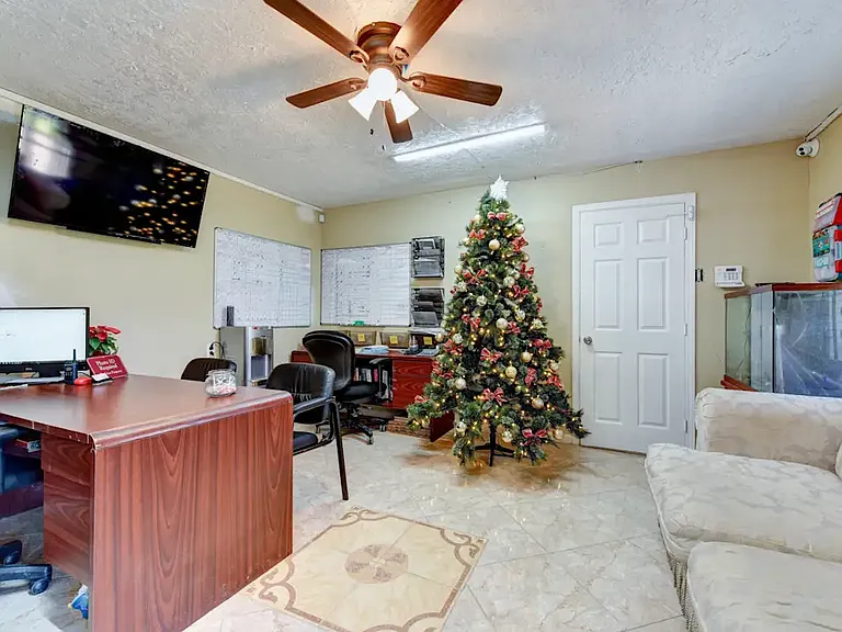 Schroeder Apartments — Photo 7