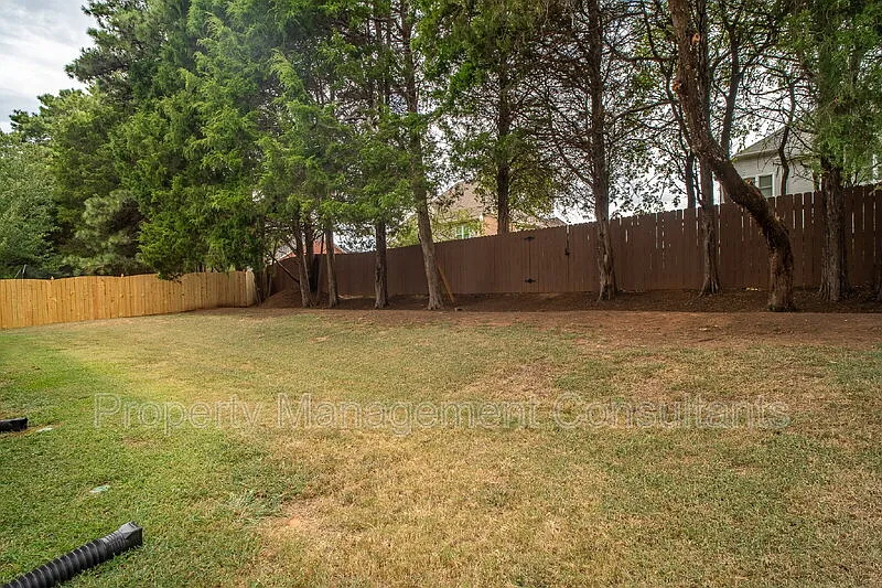 3 bed, 2.0 bath, 2516 sqft, $2,295 — Photo 4